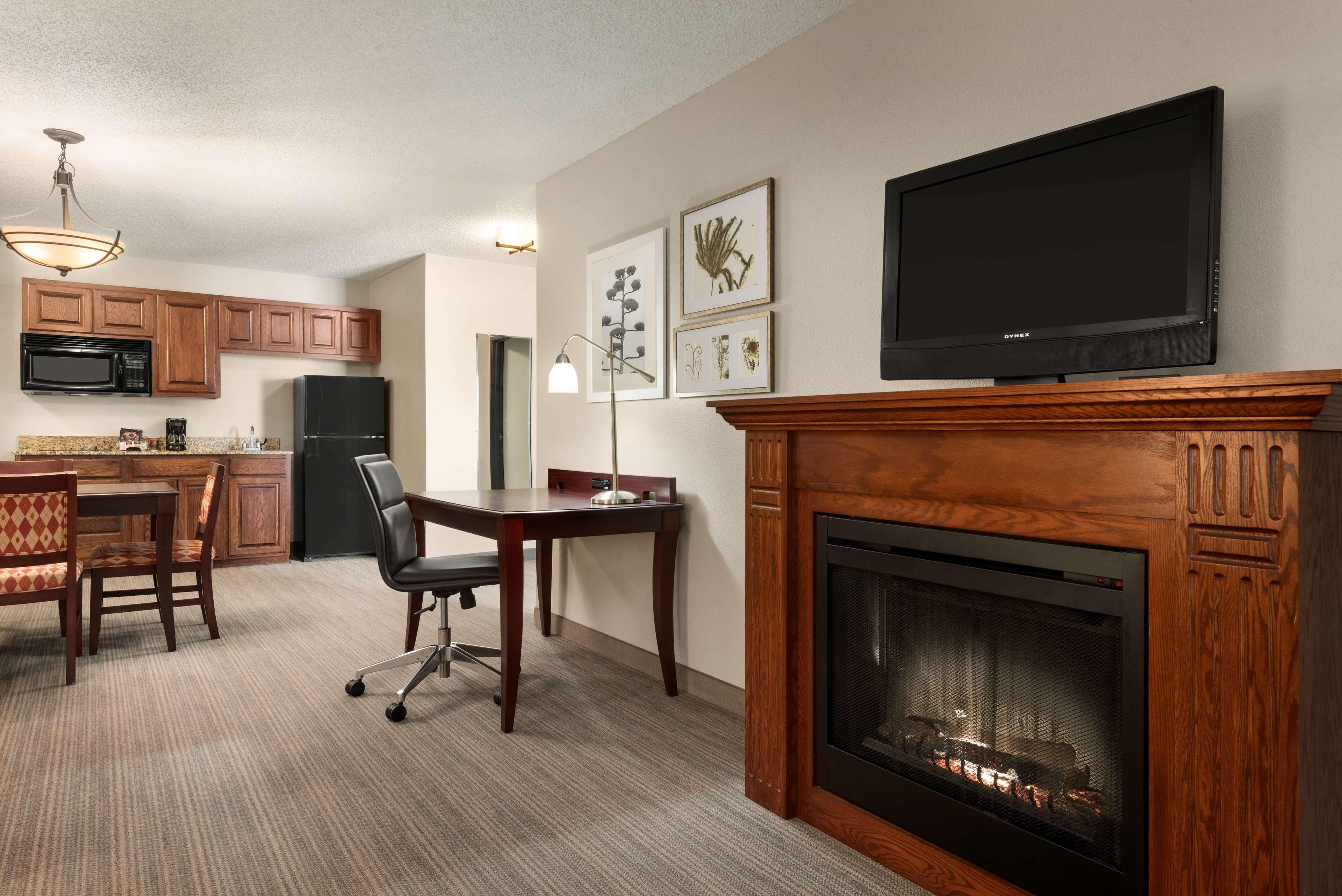 Country Inn & Suites By Radisson, Kansas City At Village West, Ks Bonner Springs Dış mekan fotoğraf