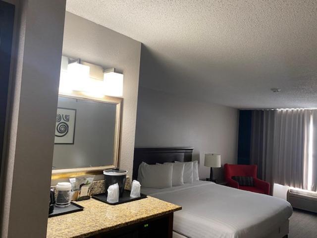 Country Inn & Suites By Radisson, Kansas City At Village West, Ks Bonner Springs Dış mekan fotoğraf